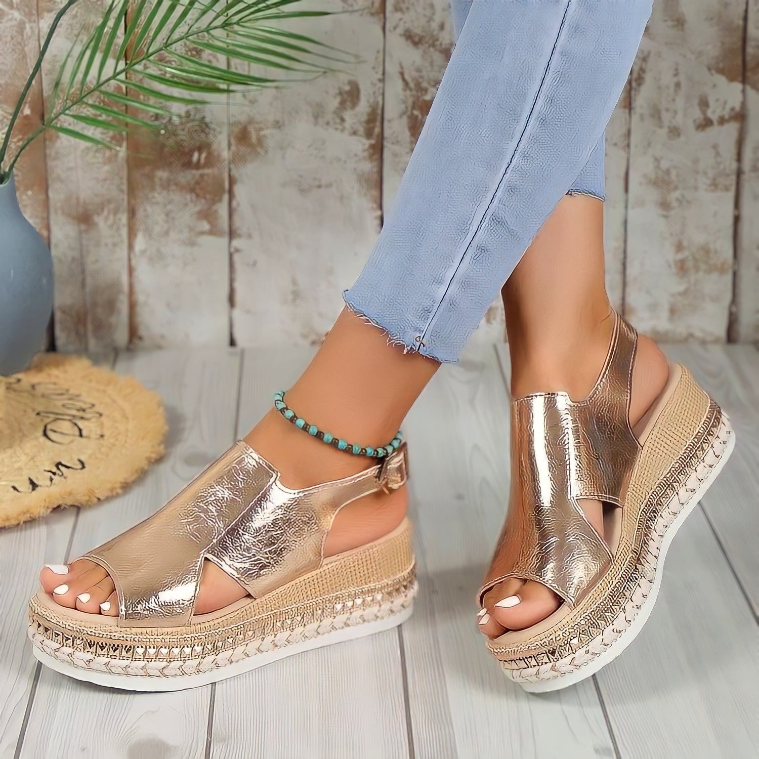 Naisten trendikkäät plattasandaalit – Mukavat kesäkengät rannalle ja vapaa-aikaan-Sandaalit-EmiyoSuomi