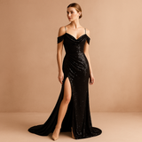 Olkaimeton kimalteleva iltapuku halkiolla