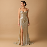 Olkaimeton kimalteleva iltapuku halkiolla