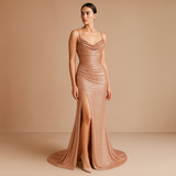 Olkaimeton kimalteleva iltapuku halkiolla