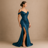 Olkaimeton kimalteleva iltapuku halkiolla