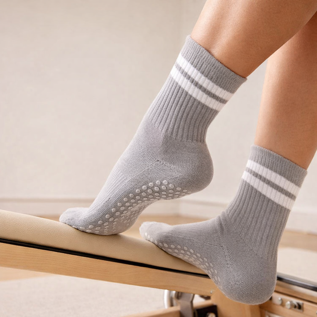 Pilates-sukat liukumattomalla pohjalla, hengittävää puuvillaa - nilkkapituus
