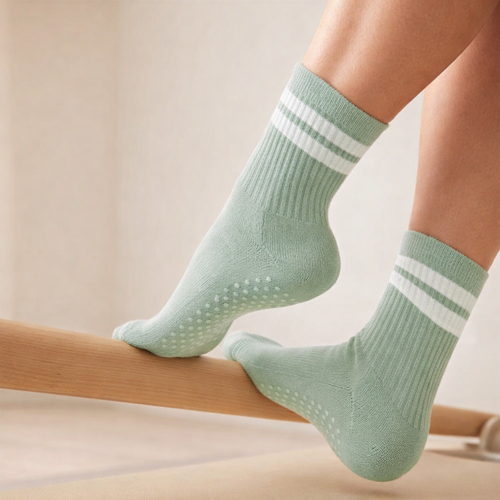 Pilates-sukat liukumattomalla pohjalla, hengittävää puuvillaa - nilkkapituus