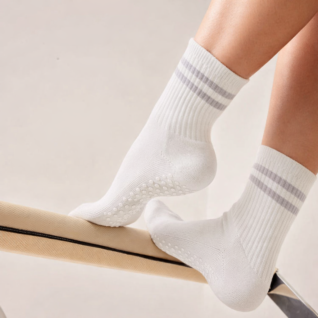 Pilates-sukat liukumattomalla pohjalla, hengittävää puuvillaa - nilkkapituus