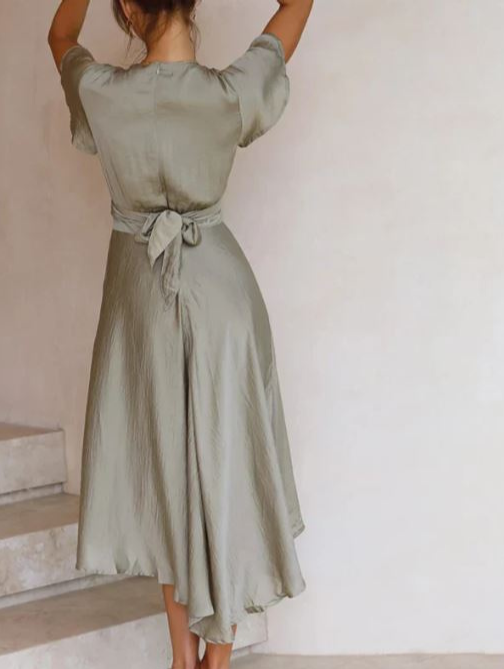 Kesäinen Kietaisumekko Halkiolla - Tyylikäs ja Mukava-Mekot-EmiyoSuomi