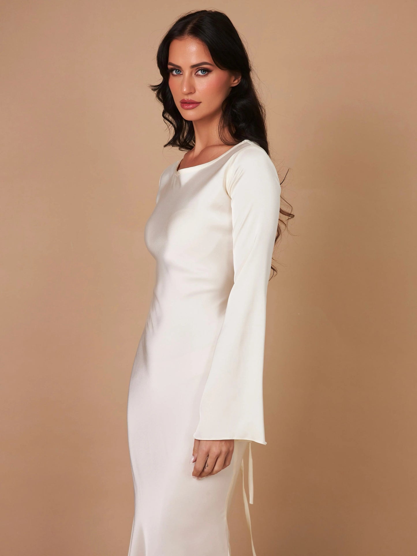 Elara Maksimekko - Ajaton Eleganssi - Pitkähihaiset-Mekot-EmiyoSuomi