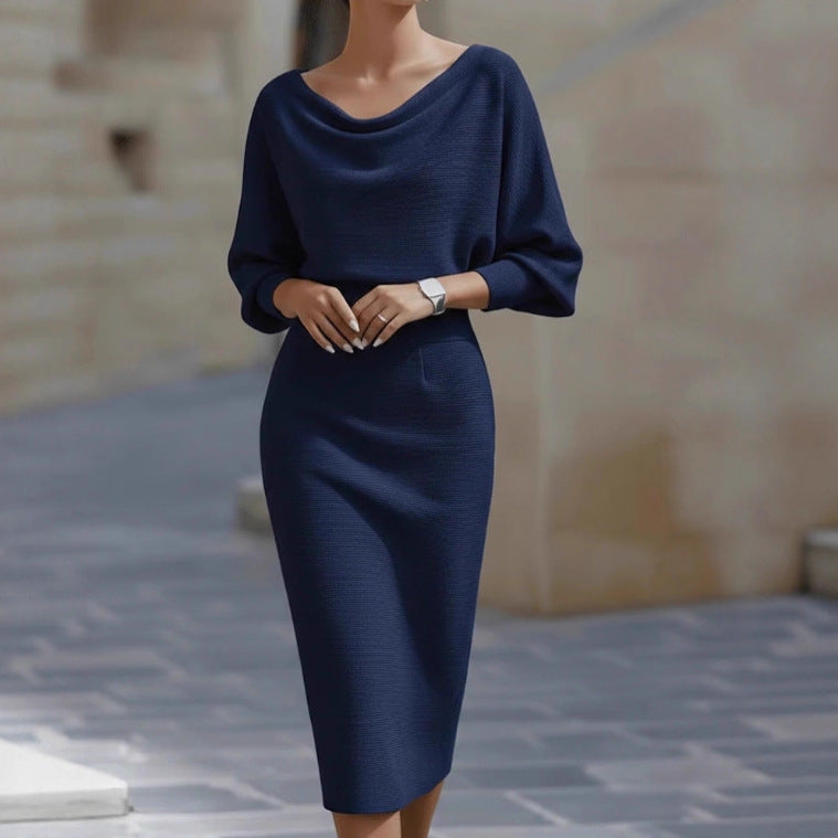 Naisten midi-mekko bootneck-kaulalla ja lyhyillä hihoilla