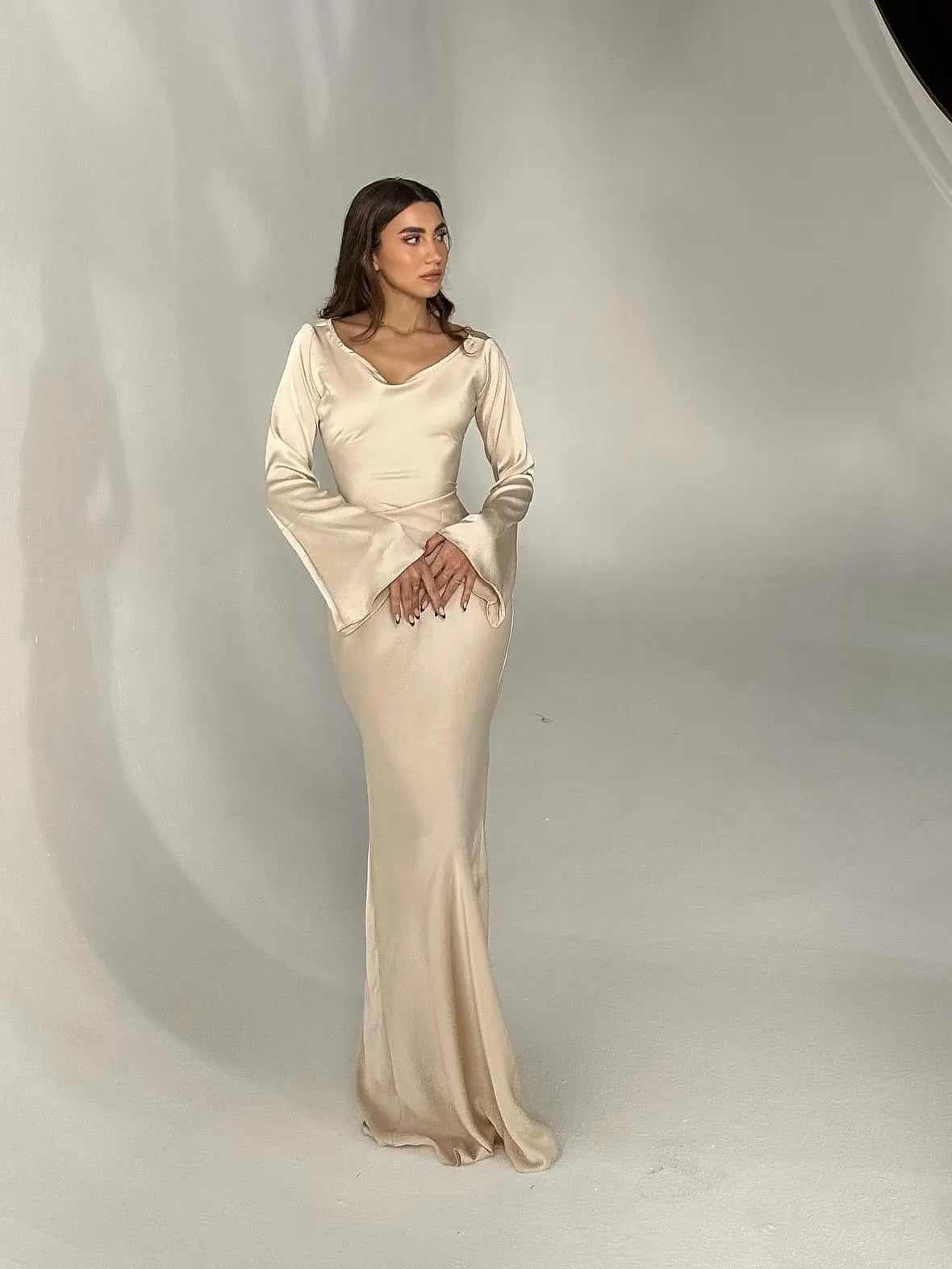 Elara Maksimekko - Ajaton Eleganssi - Pitkähihaiset-Mekot-EmiyoSuomi
