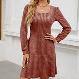 Pitkähihaista Mekko Neliökaula-aukolla ja Taskuilla vivano-warszawa