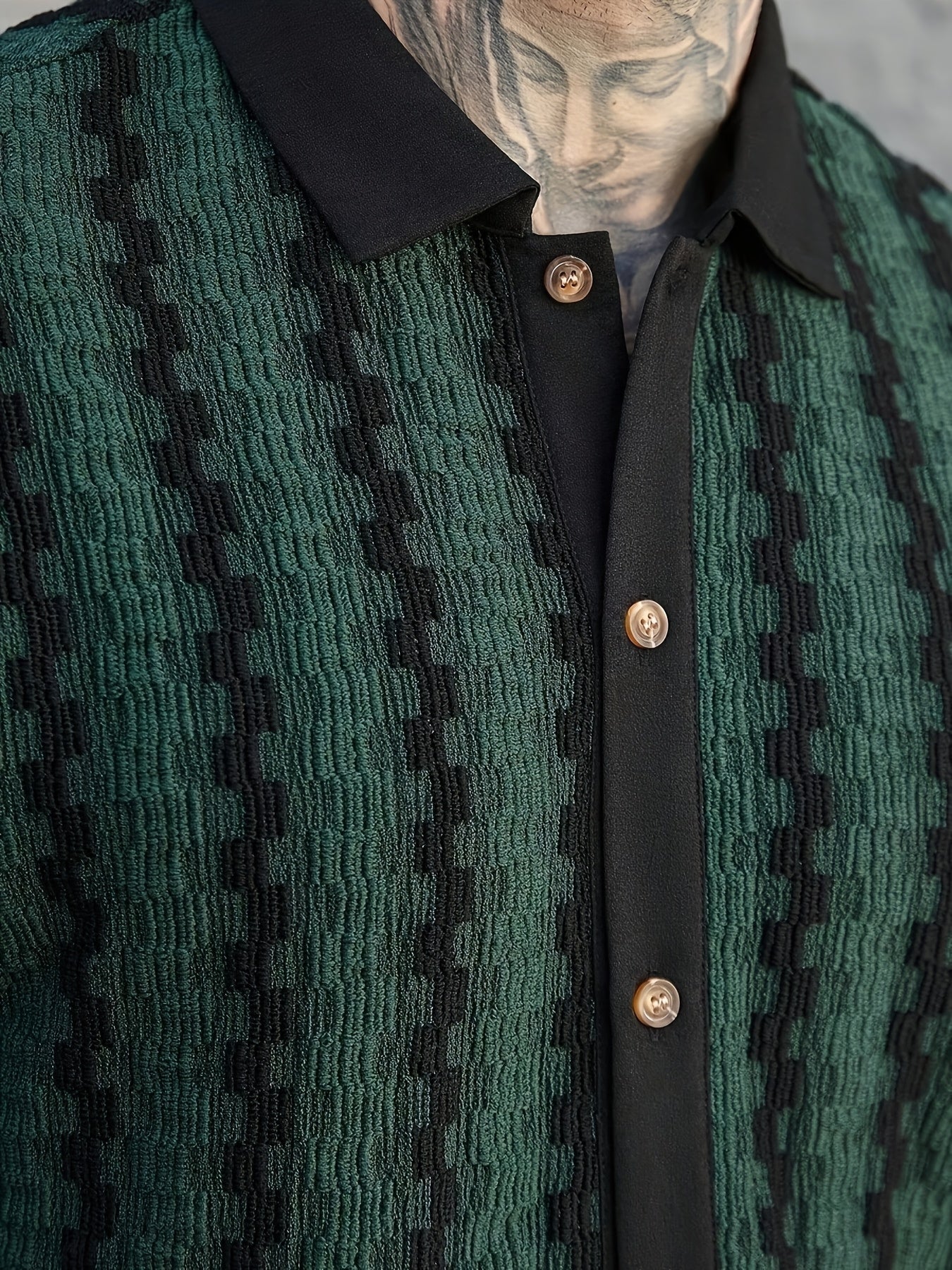 Miesten raidallinen lyhythihainen paita retro tyylillä
