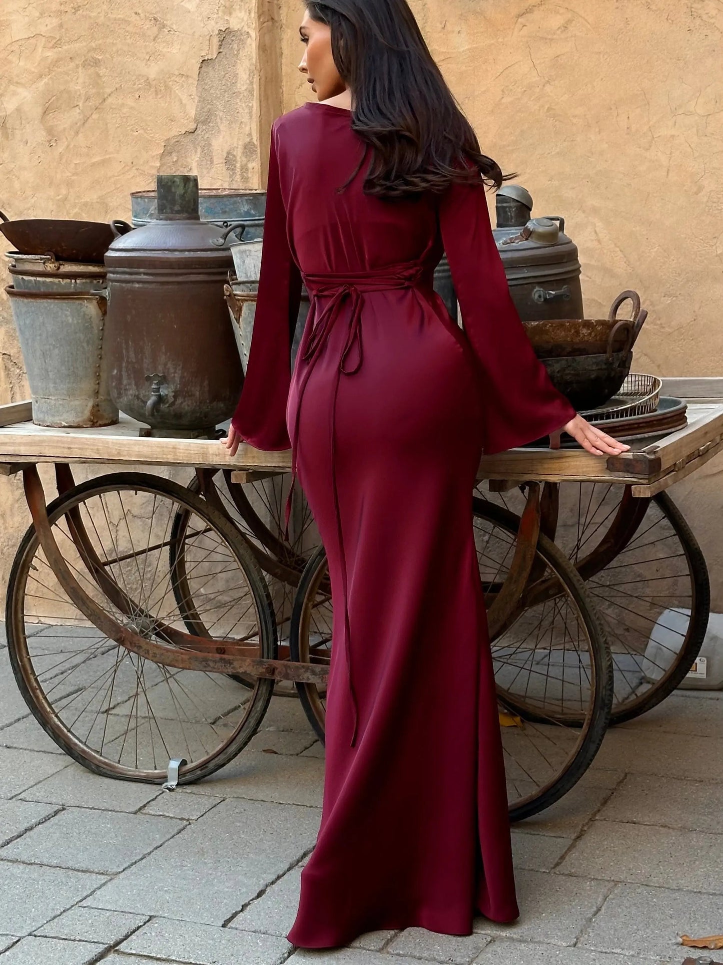 Elara Maksimekko - Ajaton Eleganssi - Pitkähihaiset-Mekot-EmiyoSuomi