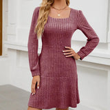 Pitkähihaista Mekko Neliökaula-aukolla ja Taskuilla vivano-warszawa