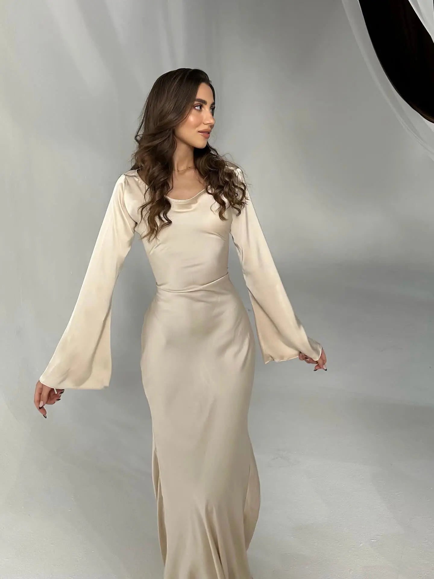 Elara Maksimekko - Ajaton Eleganssi - Pitkähihaiset-Mekot-EmiyoSuomi
