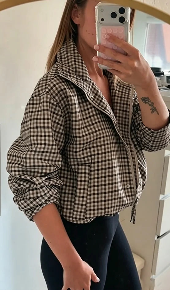 Naisten ruutuinen toppatakki oversized-leikkauksella ja vetoketjusulkijalla