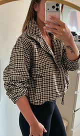 Naisten ruutuinen toppatakki oversized-leikkauksella ja vetoketjusulkijalla