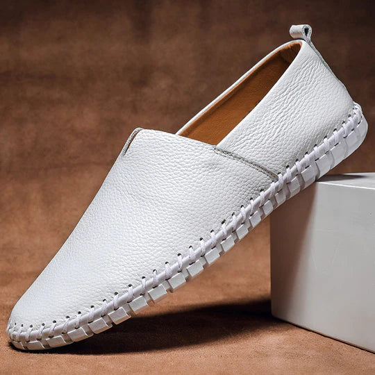 Miesten nahkaloaferit slip-on tyylillä, klassinen muotoilu