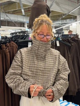 Naisten ruutuinen toppatakki oversized-leikkauksella ja vetoketjusulkijalla