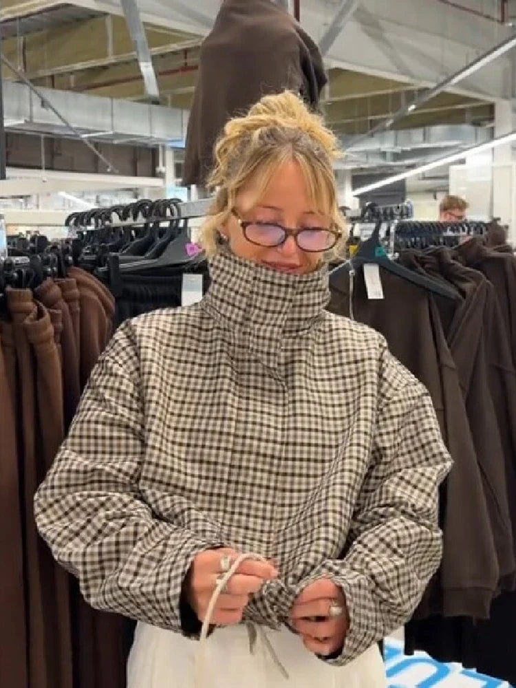 Naisten ruutuinen toppatakki oversized-leikkauksella ja vetoketjusulkijalla