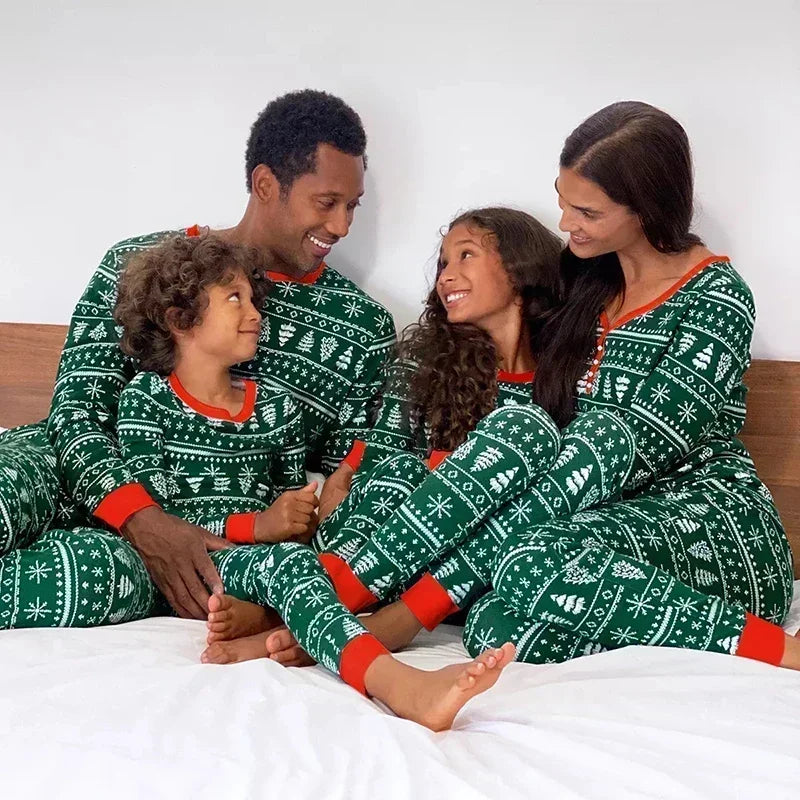 Joulupyjama perheelle 2 osainen setti jouluisella all-over-kuosilla