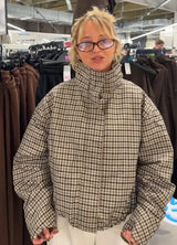 Naisten ruutuinen toppatakki oversized-leikkauksella ja vetoketjusulkijalla