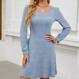 Pitkähihaista Mekko Neliökaula-aukolla ja Taskuilla vivano-warszawa