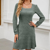 Pitkähihaista Mekko Neliökaula-aukolla ja Taskuilla vivano-warszawa