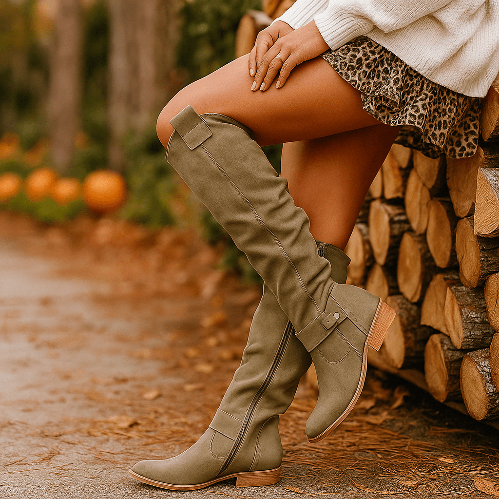 Naisten Polvenkorkuiset Saappaat - Nappanahka Viimeistely - Matala Korko - Pyöreä Varvas - Sivulukko - Solki Yksityiskohta - EmiyoSuomi - Saappaat Nainen