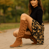 Naisten Polvenkorkuiset Saappaat - Nappanahka Viimeistely - Matala Korko - Pyöreä Varvas - Sivulukko - Solki Yksityiskohta - EmiyoSuomi - Saappaat Nainen