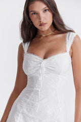 Valkoinen broderad miniklänning - Elegant - Sommar-Mekot-EmiyoSuomi