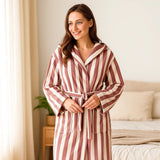 VeluLuxe – Silkkinen Kylpytakki Hotellityylillä Maksimaaliseen Rentoutumiseen - EmiyoSuomi - Kylpytakit