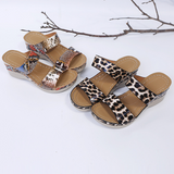 Zia | Leopardikuvioiset nahkaiset kiilapohjalliset sandaalit-Shoes-EmiyoSuomi