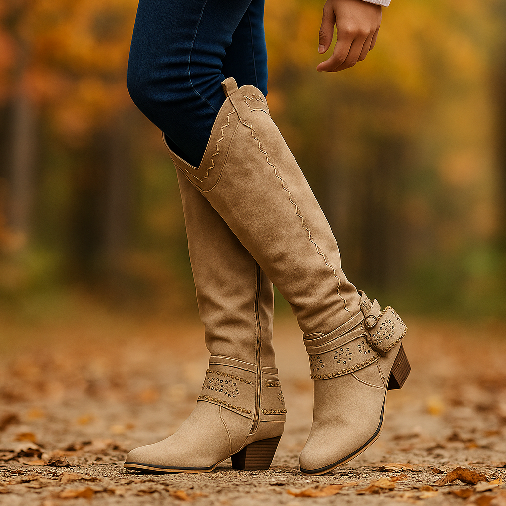 Damenstiefel – Samtiges Finish – Bestickter Schaft – Schnallenschmuck