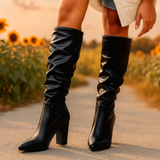 Damen kniehohe Lederstiefel - Spitz zulaufend - Plissierter Schaft - Durchgehender Riemen