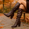 Damen kniehohe Lederstiefel - Spitz zulaufend - Plissierter Schaft - Durchgehender Riemen