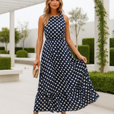 Maximekkoinen iltapuku pilkuilla ilman hihoja