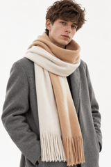 Miesten pitkä talvihuivi colour-block-neuletta hapsuilla molemmissa päissä