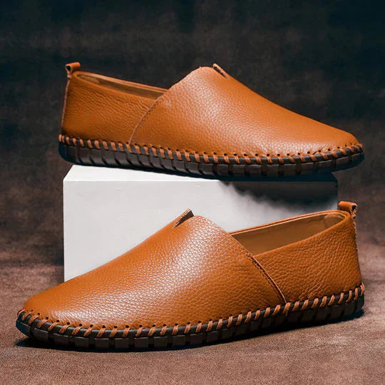 Miesten nahkaloaferit slip-on tyylillä, klassinen muotoilu
