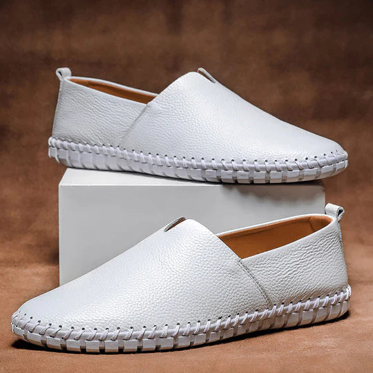Miesten nahkaloaferit slip-on tyylillä, klassinen muotoilu