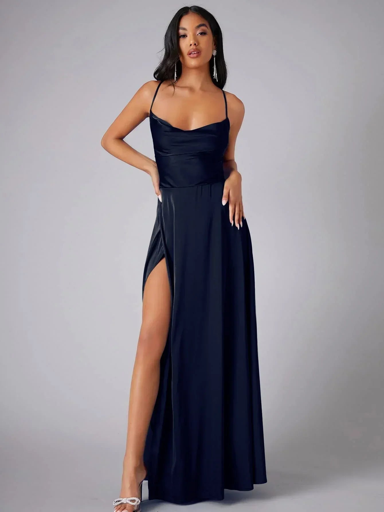 Maksimekko Satiini - Elegantti Alvaree - Tyylikäs Ilme-Mekot-EmiyoSuomi