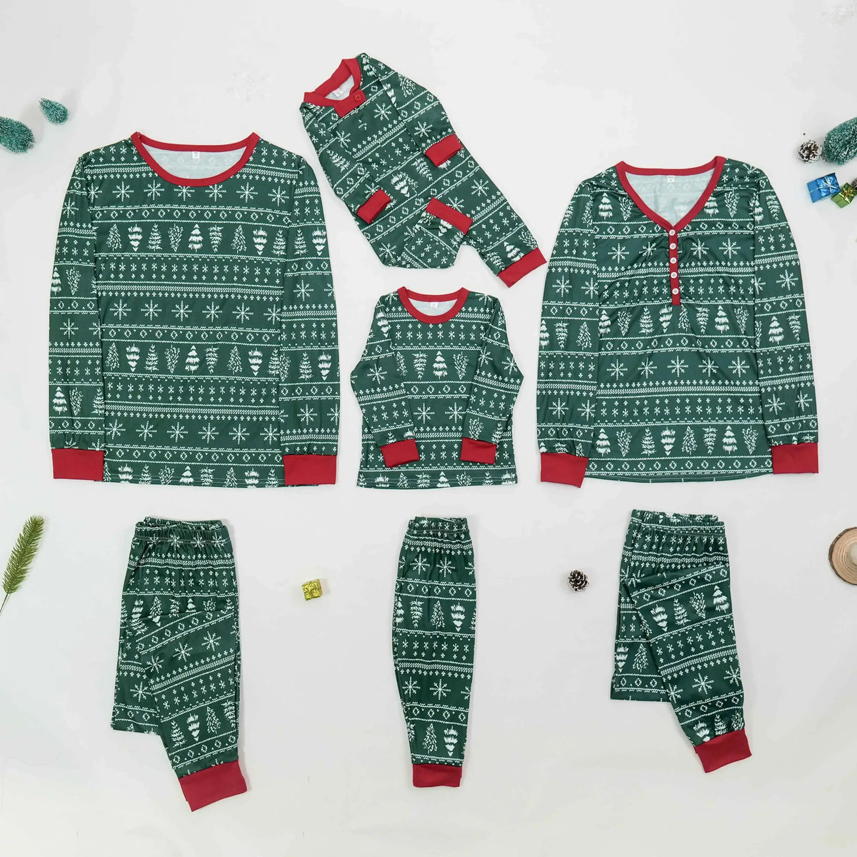 Joulupyjama perheelle 2 osainen setti jouluisella all-over-kuosilla