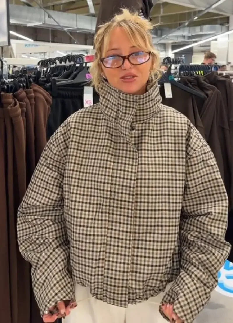 Naisten ruutuinen toppatakki oversized-leikkauksella ja vetoketjusulkijalla