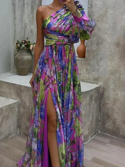 Maksi mekko yhdellä hihalla - violetti printti, sivuaukko-Mekot-EmiyoSuomi