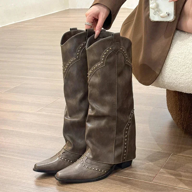 Naisten Cowgirl-saappaat | Neliöjalkaisella kannalla, polvea myöten | Retro
