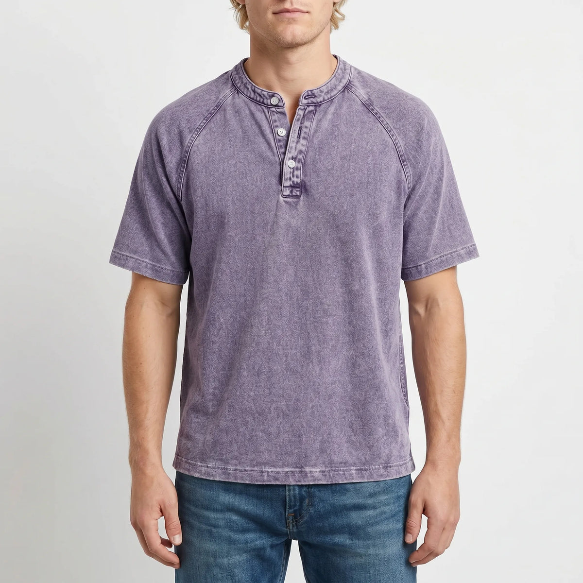 Miesten henley t-paita raglan hihoilla vintage-tyylillä ja nappikaularauksella