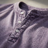 Miesten henley t-paita raglan hihoilla vintage-tyylillä ja nappikaularauksella