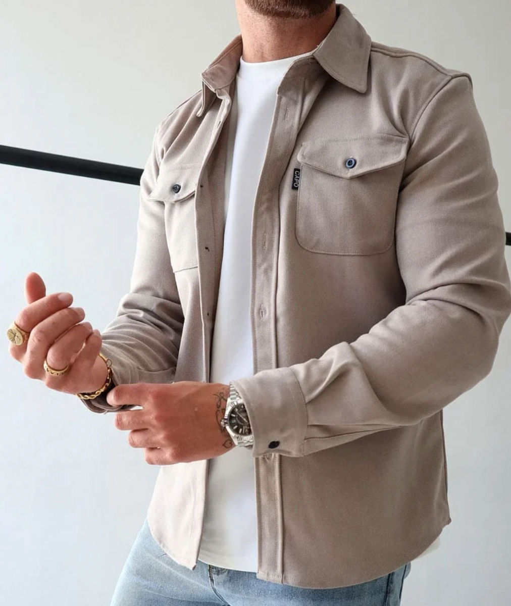 Miesten overshirt kahdella rintataskullla ja napinläpikiinnityksellä