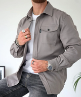 Miesten overshirt kahdella rintataskullla ja napinläpikiinnityksellä