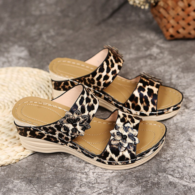 Zia | Leopardikuvioiset nahkaiset kiilapohjalliset sandaalit-Shoes-EmiyoSuomi