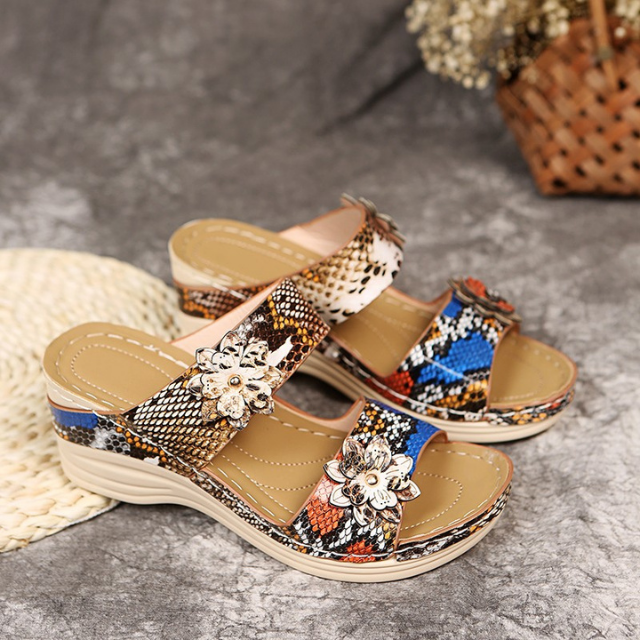 Zia | Leopardikuvioiset nahkaiset kiilapohjalliset sandaalit-Shoes-EmiyoSuomi