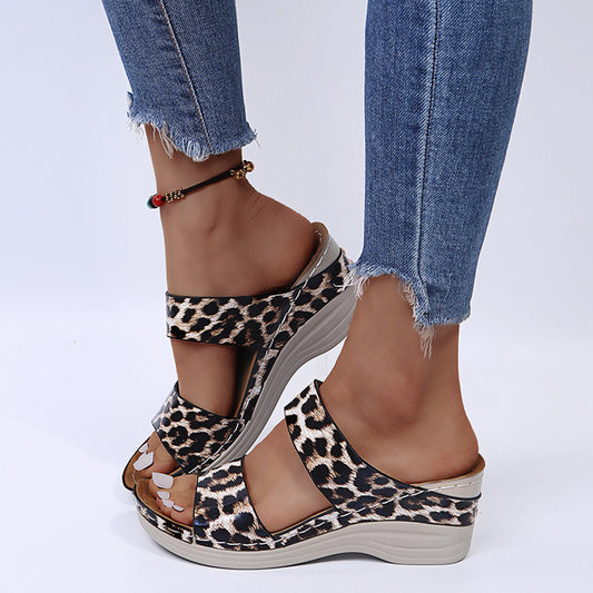 Zia | Leopardikuvioiset nahkaiset kiilapohjalliset sandaalit-Shoes-EmiyoSuomi